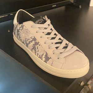 P448 NWOT. Size 8. Grey, white, and black.